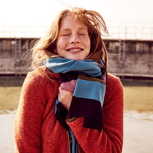 Goed ingepakt met een duurzame dames sjaal gelukkig de winter door
