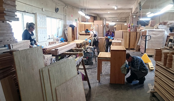 Productie van onze gecertificeerde elzenhouten meubels in Polen