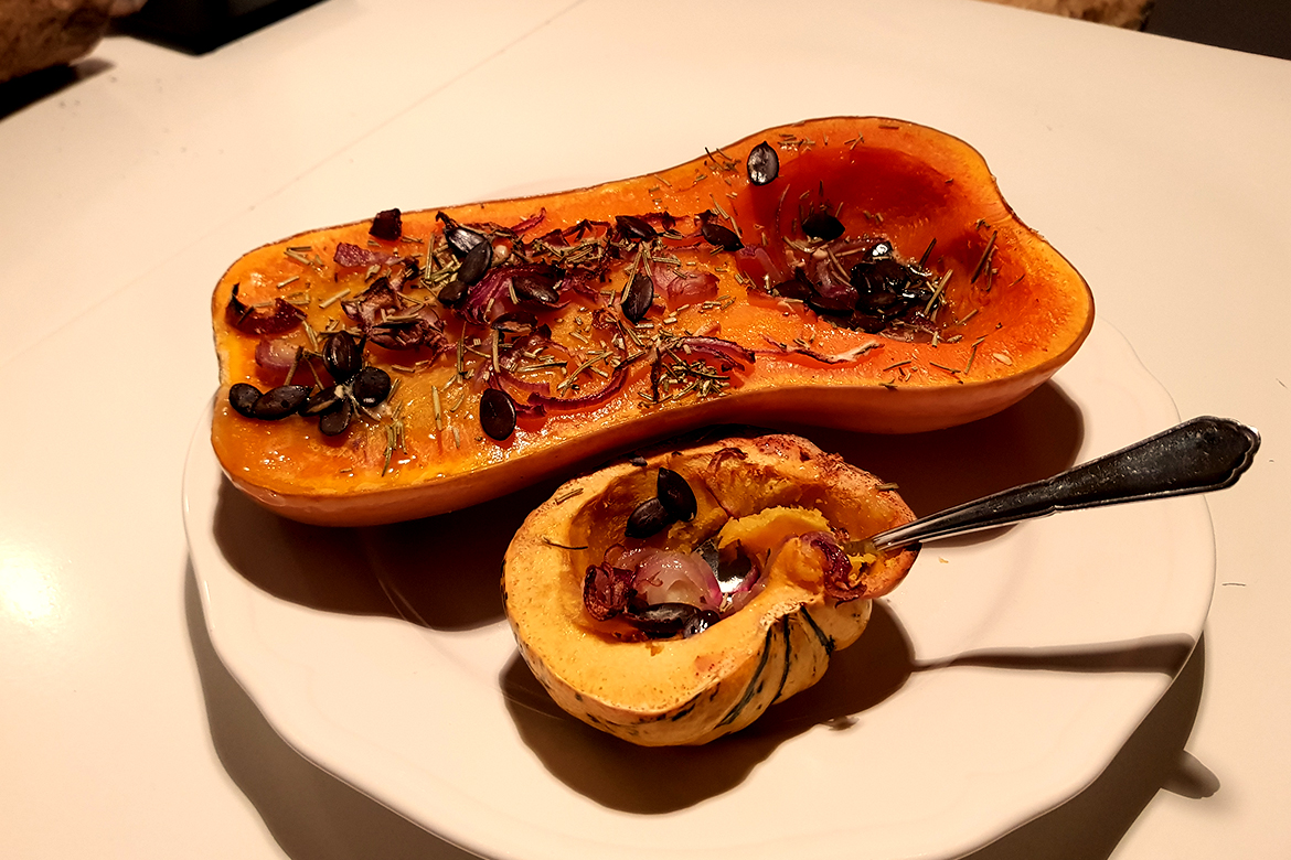 De pompoenen butternut en sweet dumpling bereid volgens het blits recept voor pompoen uit de oven geserveerd.