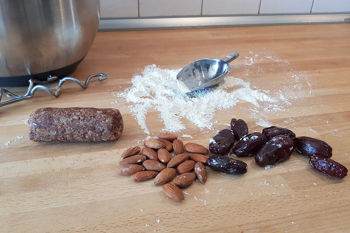 Dadelmarsepein ligt met op het aanrecht met de ingrediënten.