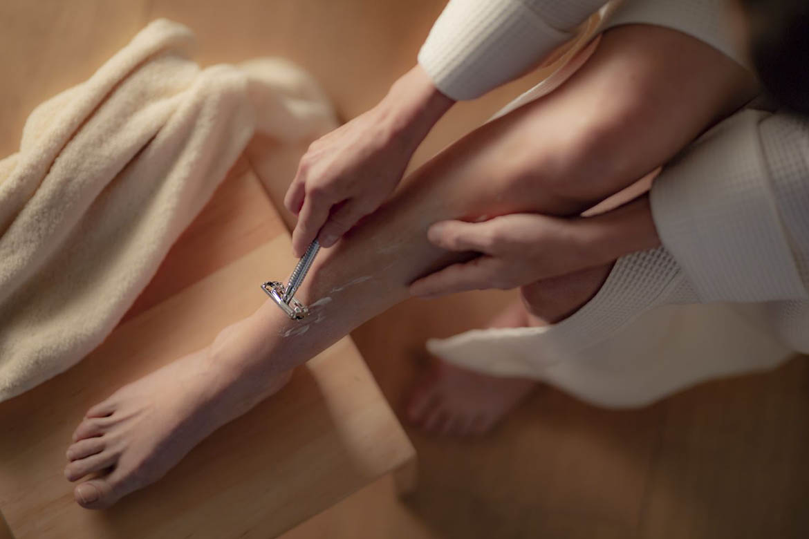 Duurzaam scheren: Foto van het scheren van het been van een vrouw.