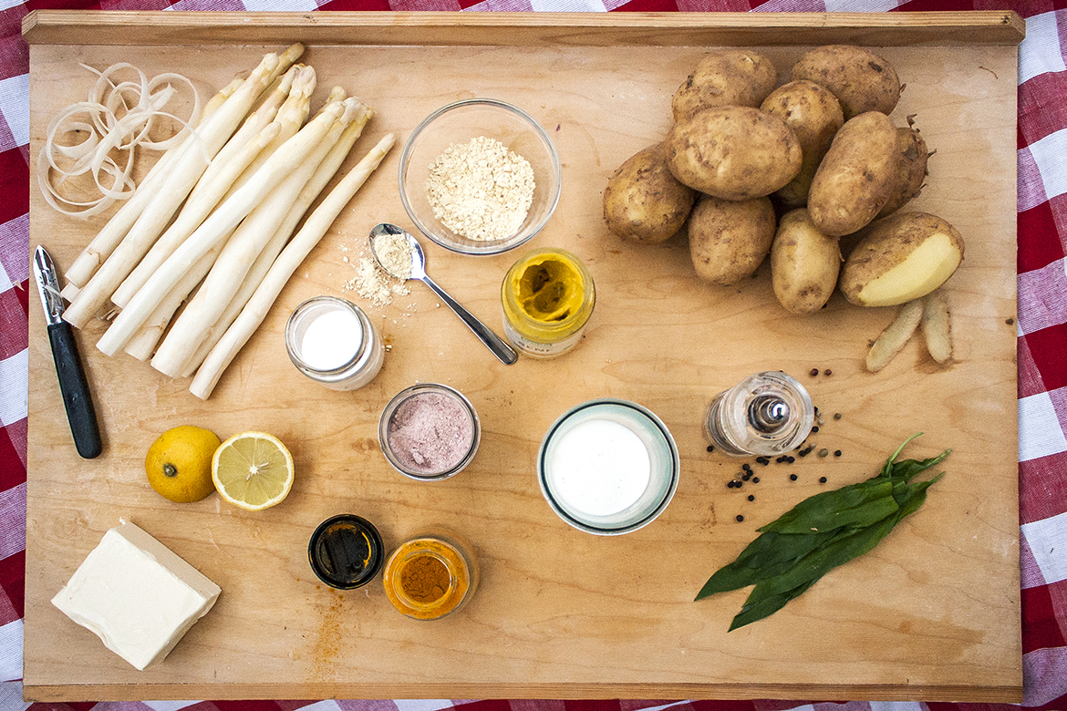 Alle ingrediënten voor het veganistische aspergegerecht