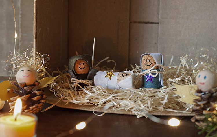 De kerststalfiguren, die in een met stro bedekte kartonnen doos zijn geplaatst, zijn gemaakt met kurken.