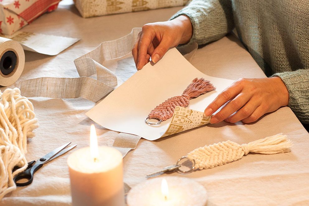 Een macramé sleutelhanger wordt in inpakpapier gewikkeld.