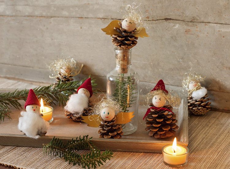 De kaboutertjes van dennenappels en kurken staan als kerstdecoratie op een commode.