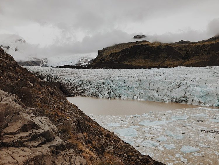 Een grote gletsjer smelt, wat bijdraagt aan een klimaat kantelpunt.