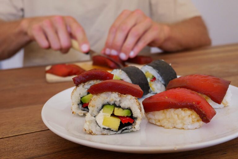 Zelfgemaakte sushi wordt gegarneerd met vegan tonijn van watermeloen.