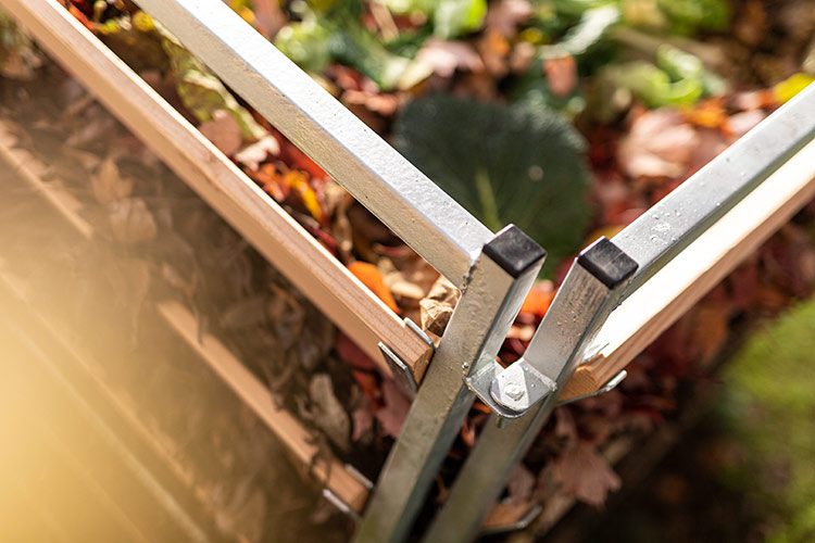 Bladeren, tuinafval en groenteresten vergaan in de compostbak.