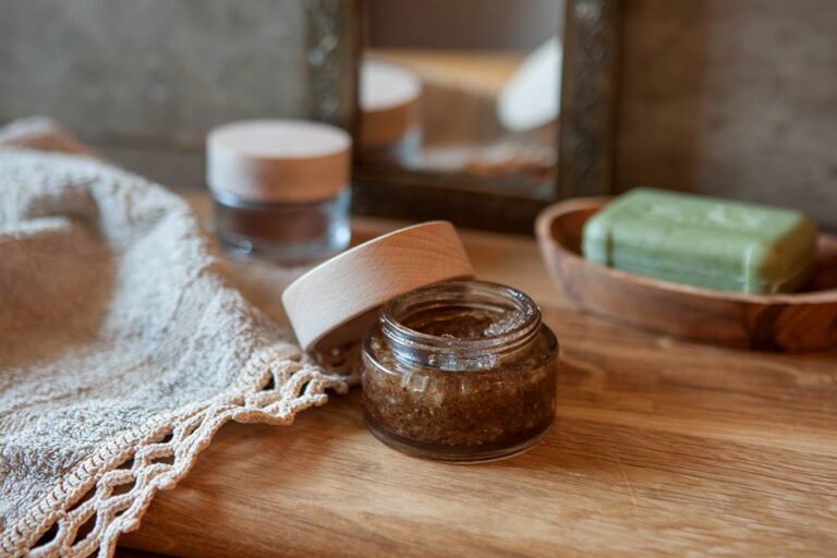 De bodyscrub met speculaasgeur zit in een klein glazen potje.