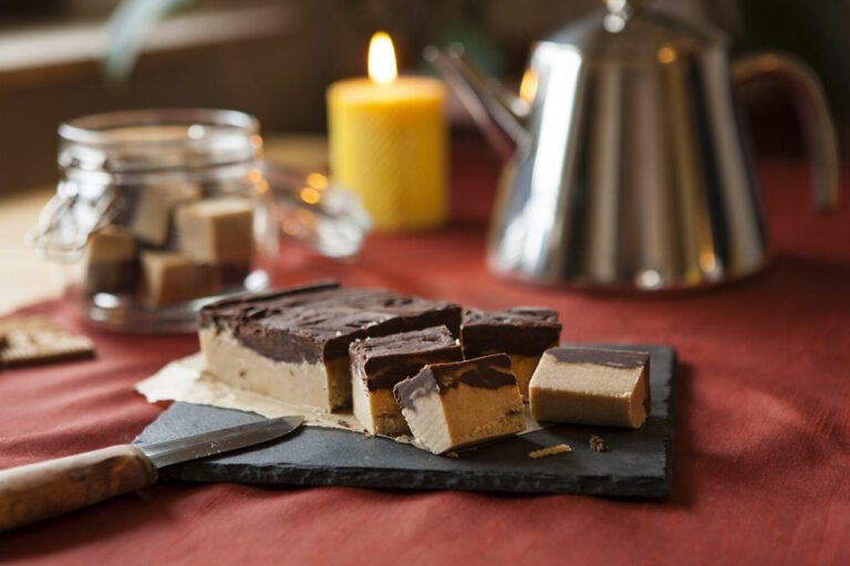 Zelfgemaakte speculaasfudge ligt op een leisteen op de eettafel.