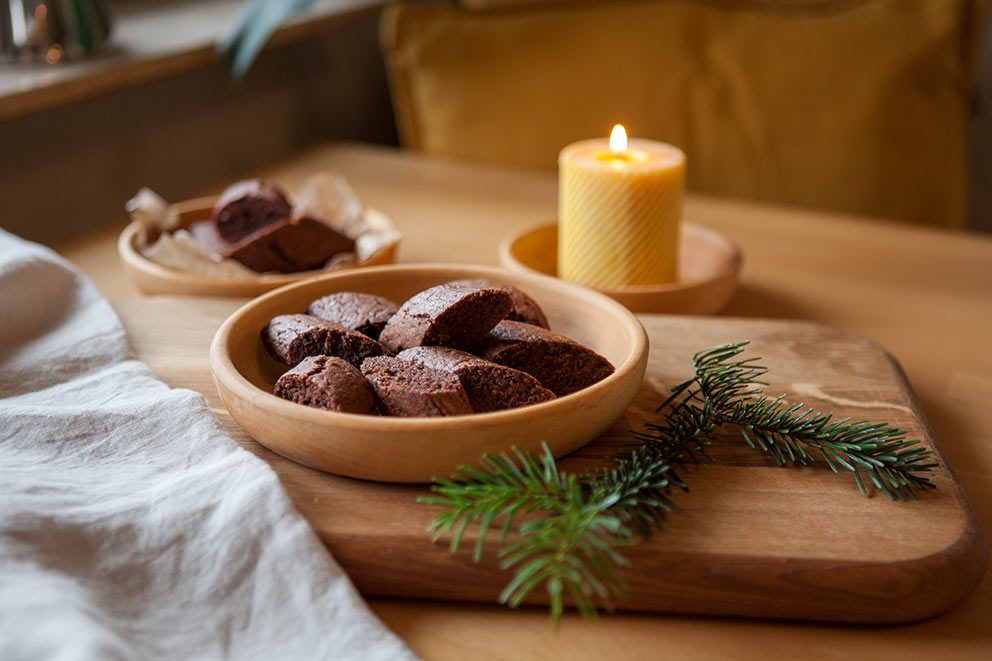 Vegan maagkoek ligt in een houten schaal