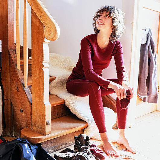 Vrouw in biologisch functioneel ondergoed kleed zich voor een wandeling