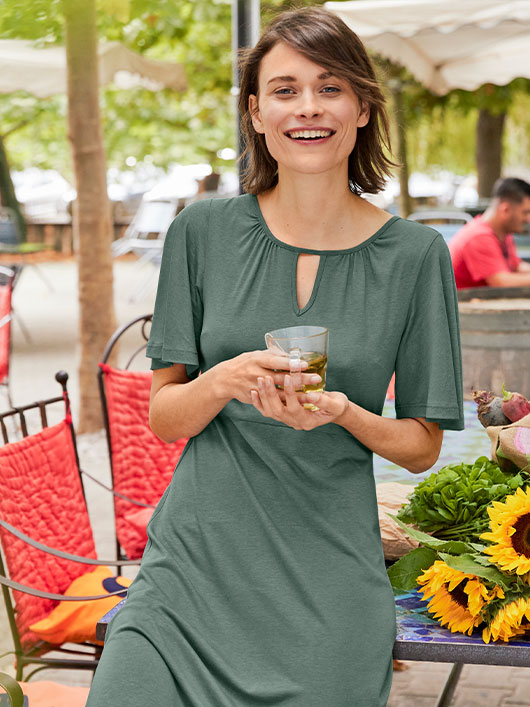 Vrouw in een jurk van TENCEL™ geniet van de lente