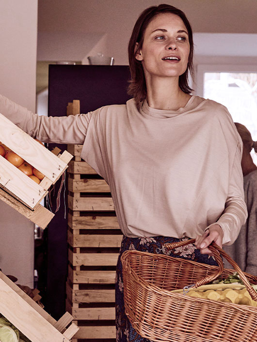 Vrouw in een bio-shirt in een bulkwinkel