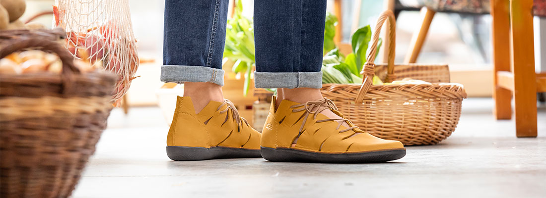 Vrouw in comfortabele en duurzame schoenen van Loints of Holland