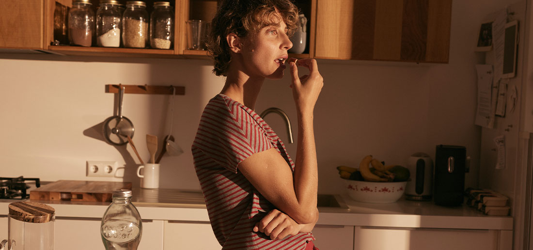 Model mit T-Shirt von Waschbär