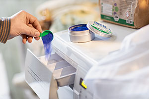 Het blauwsel wordt met behulp van een doseerhulp in de wasmachine gedaan