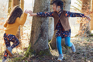 Kinderen rennen rond een boom in kleurrijke bio mode