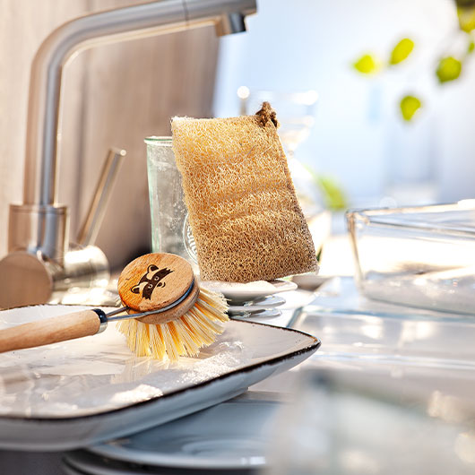 Duurzame afwasborstel met verwisselbare kop en een loofah-spons