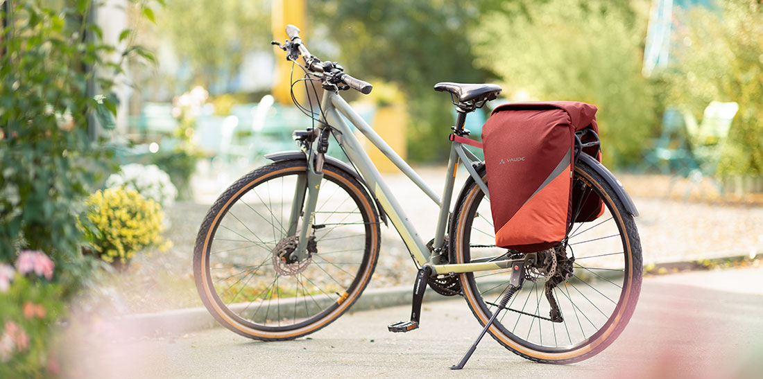 Fiets met duurzame fietstassen van Vaude