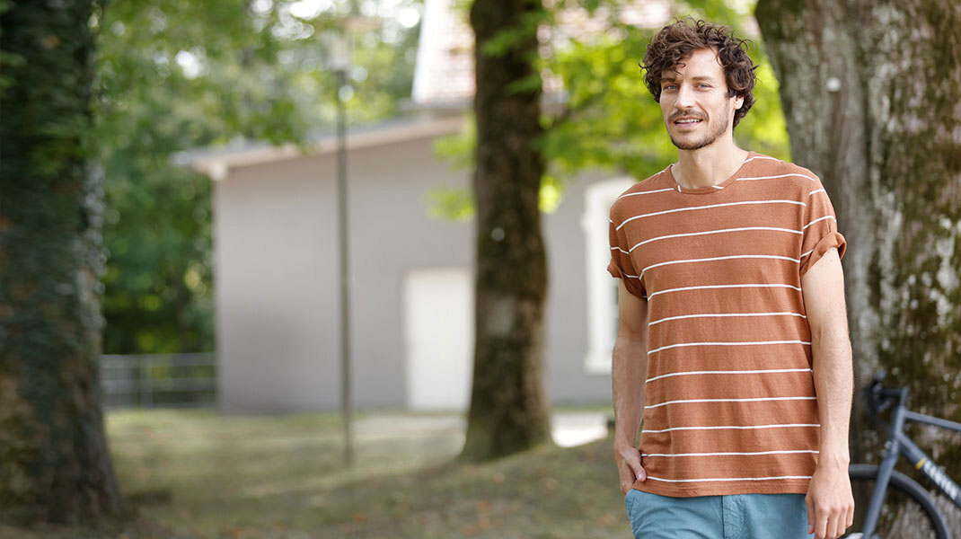 Een man in een duurzaam T-shirt op een zomerse dag