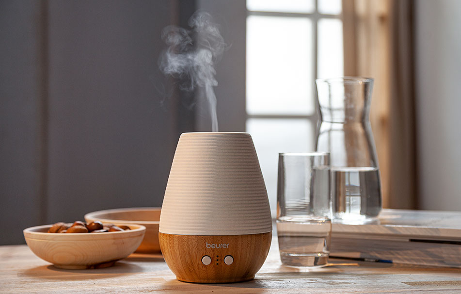 De aroma-diffuser verspreidt een aangename geur