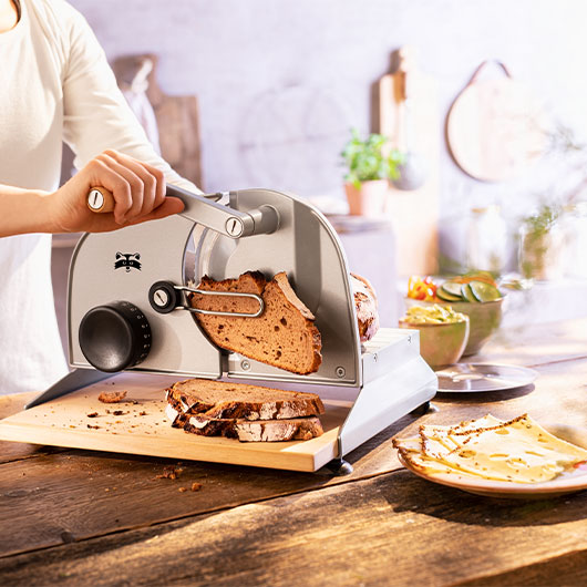 Hier zie je de handsnijmachine met elzenhouten plank