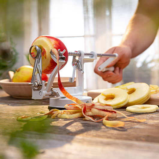 Hier zie je de appelschiller en -snijder