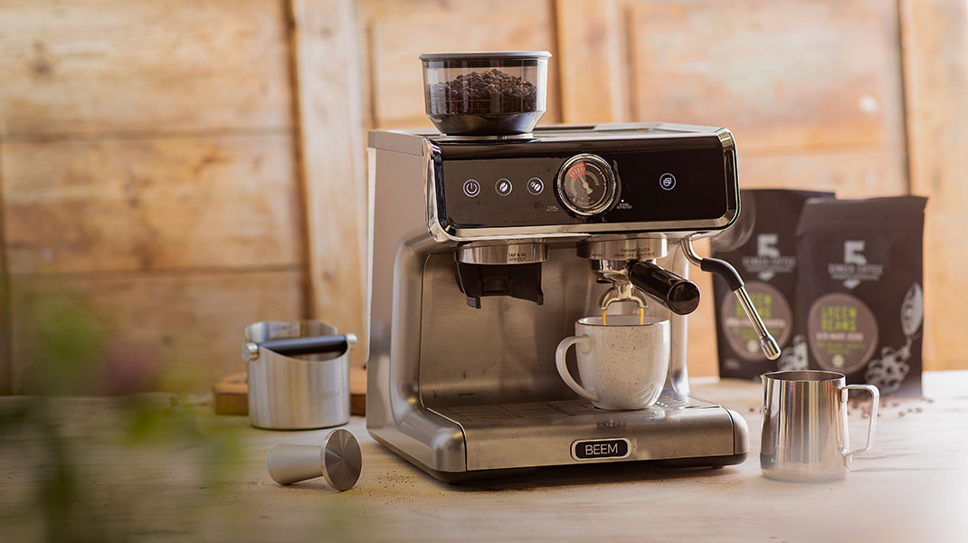 Siebträgerkaffeemaschine und Zubehör.