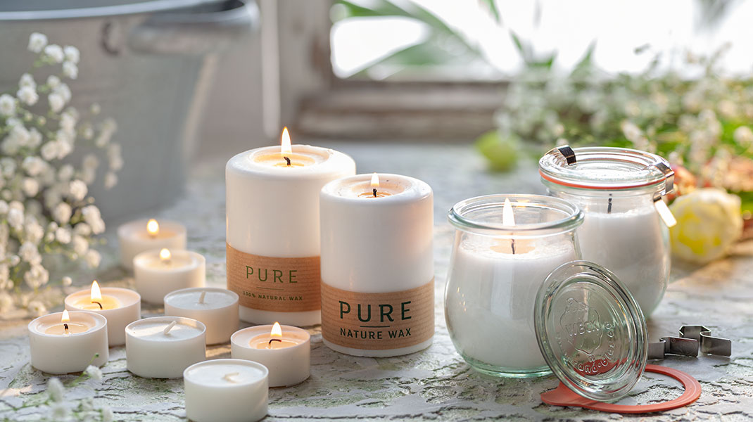 Hier zie je een witte PURE kaars