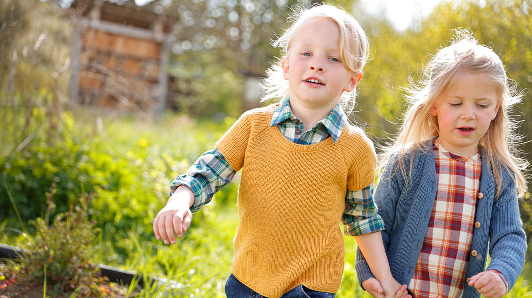 Kinderen in duurzame geruite flanellen kleding en katoenen vesten van Waschbär