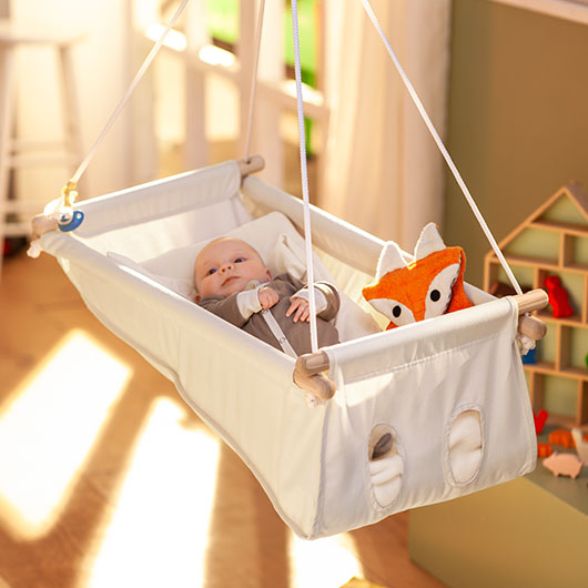 Baby in de hangwieg van Waschbär