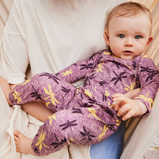 Baby in babyleggings van biologische zijde en biologische merinowol