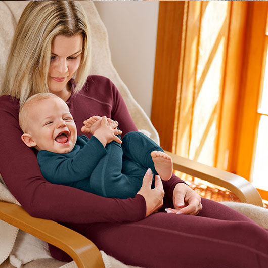 Baby in babyleggings van biologische zijde en biologische merinowol