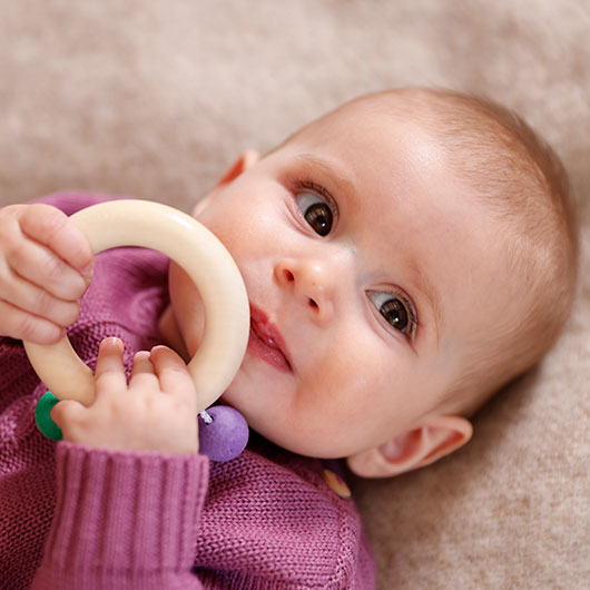 Baby met een duurzame bijtring