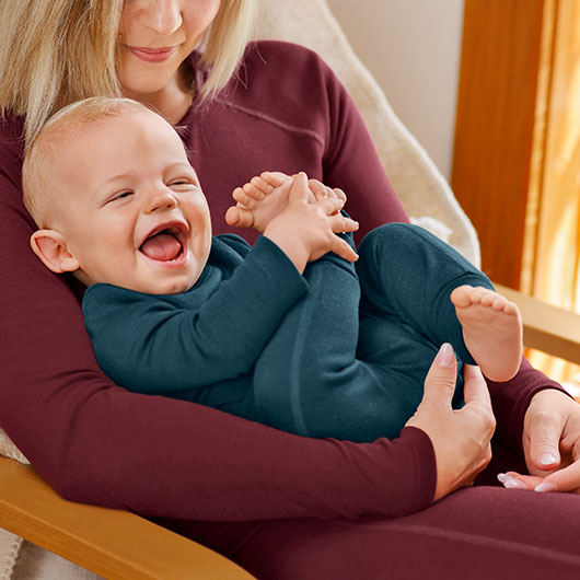 Baby in een legging van bio-zijde en bio-merinowol