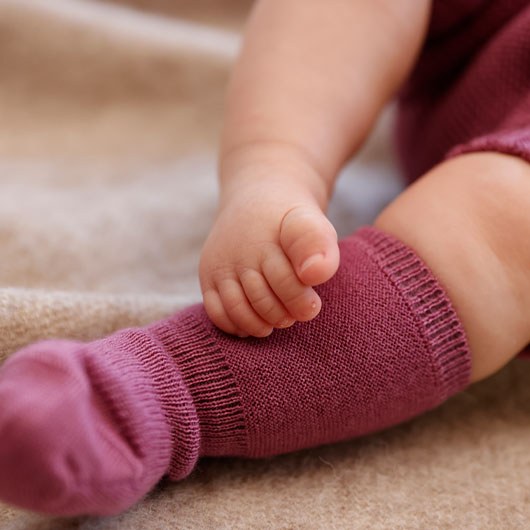 Babyvoetjes met babysokjes van zuiver biologische scheerwol in de kleur rozenhout