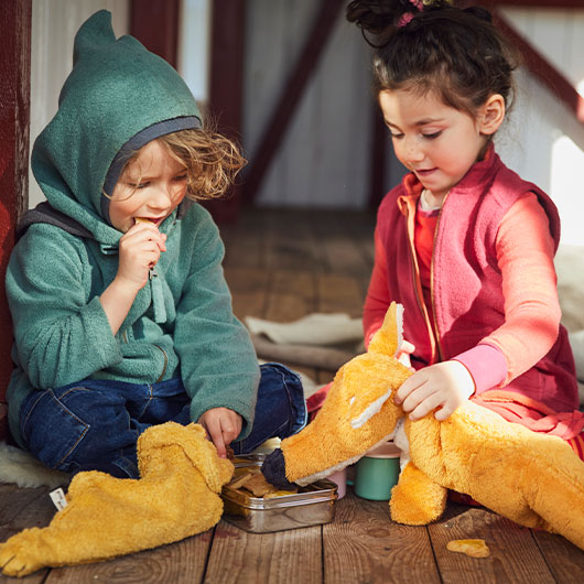 Kinderen spelen met knuffels