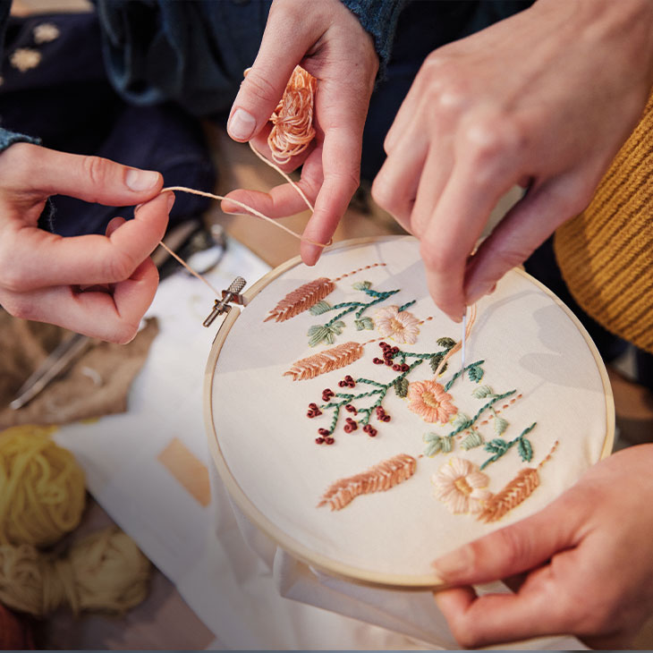 Lees hier het magazine-artikel met de DIY bloemen borduren en kleding met borduursels versieren.