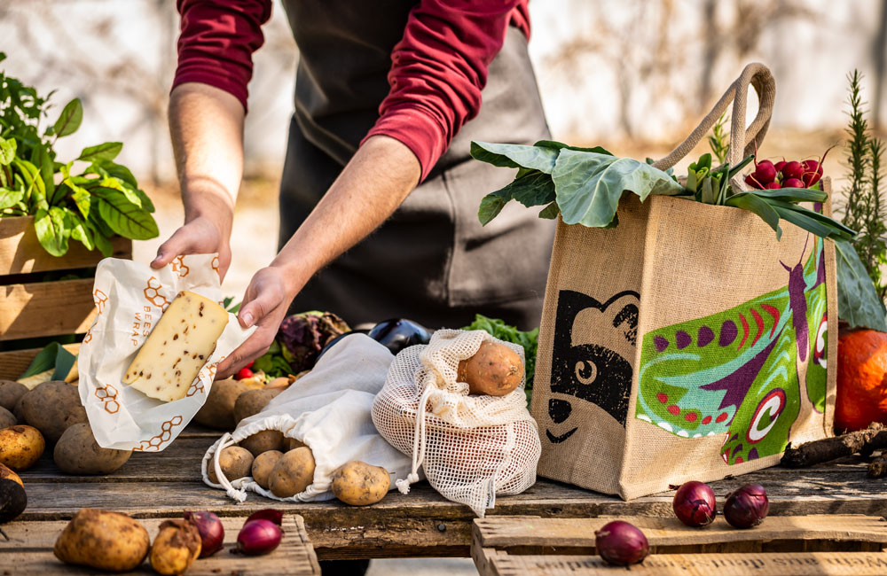 Verpakkingsvrij inkopen - heel eenvoudig met de juten tas van Waschbär, de katoenen zakken voor groente en fruit en de handige Bee´s Wraps als alternatief voor plastic en aluminiumfolie.