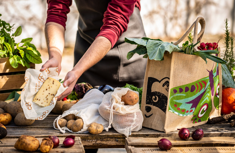 Verpakkingsvrij inkopen - heel eenvoudig met de juten tas van Waschbär, de katoenen zakken voor groente en fruit en de handige Bee´s Wraps als alternatief voor plastic en aluminiumfolie. Verpakkingsvrij inkopen - heel eenvoudig met de juten tas van Waschbär, de katoenen zakken voor groente en fruit en de handige Bee´s Wraps als alternatief voor plastic en aluminiumfolie.