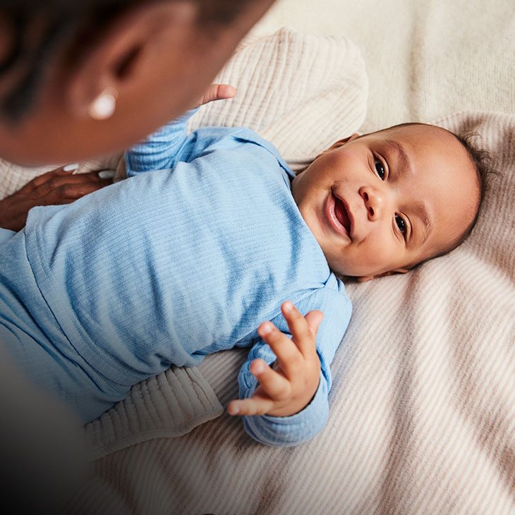 Baby in een duurzaam ajour shirt met lange mouwen