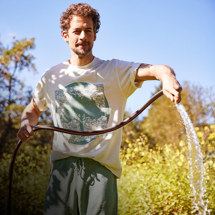 Man in natuurlijke mode tijdens het planten van stekjes