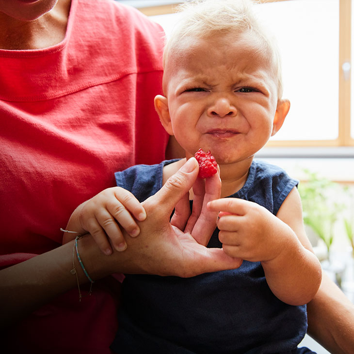 Baby in bio mode vind de framboos niet lekker.