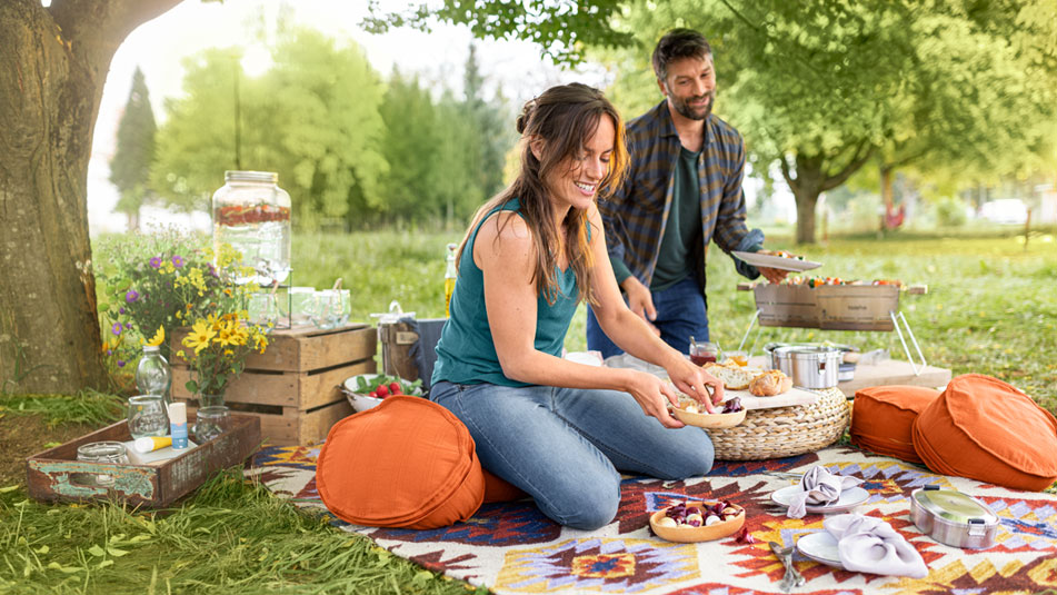 Duurzaam barbecueën in het park en genieten van het begin van de zomer