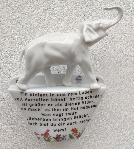 De gevreesde olifant in de porseleinkast siert het poëziebord op de binnenplaats De gevreesde olifant in de porseleinkast siert het poëziebord op de binnenplaats