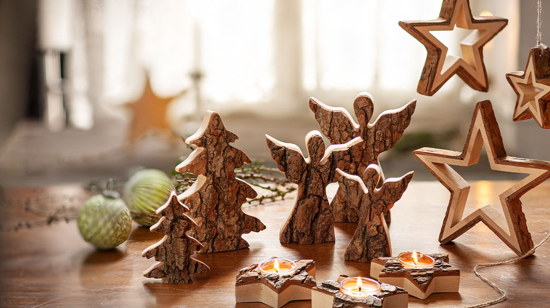 Kerstdecoratie: Sterren, engelen, dennenbomen en kaarsenhouders gemaakt van natuurlijk elzenhout