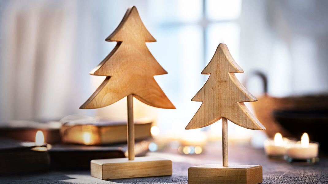 Kerstdecoratie: Sterren, engelen, dennenbomen en kaarsenhouders gemaakt van natuurlijk elzenhout