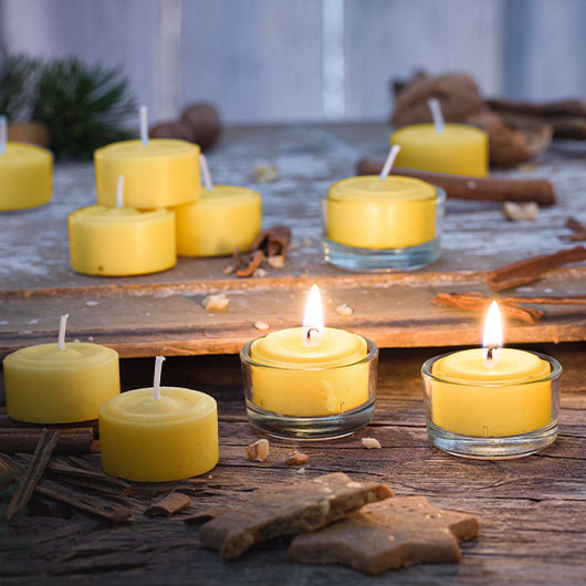 Brandende waxinelichtjes in theelichtglazen