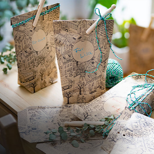 In duurzaam cadeaupapier verpakte cadeaus